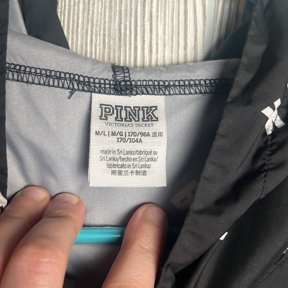 Women's Black Logo Hooded Pink Victorias Secret Windbreaker Size M/L - Picture 3 of 4